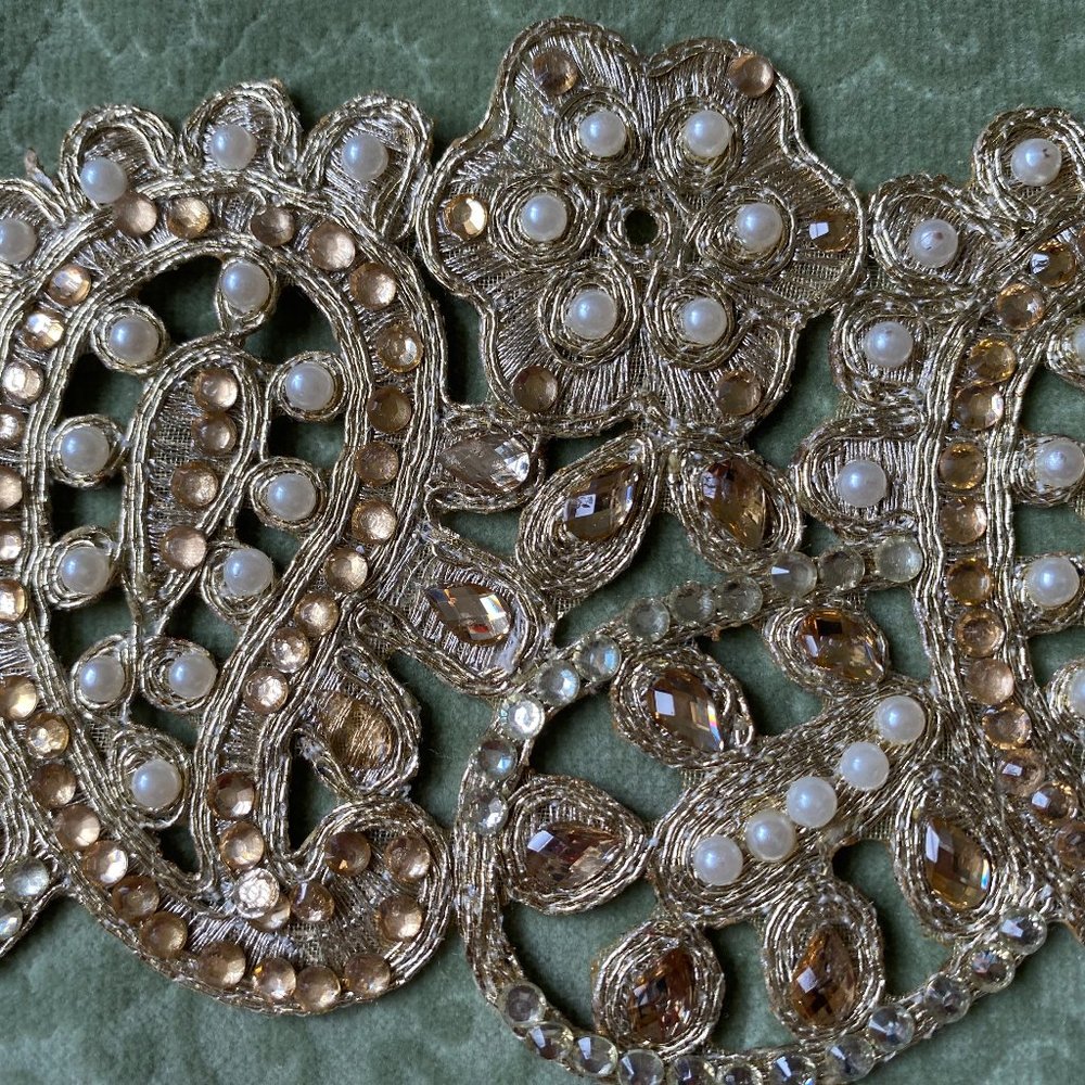 Border with pearls and rhinestones